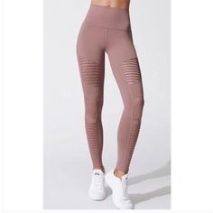 Color: Smokey Quartz Size: Xs Nwt- Never Worn Alo Yoga Leggings, Ruched Leggings, Navy Leggings, Moto Leggings, Alo Yoga Pants, Camo Leggings, Pink Camo, Alo Yoga, Smokey Quartz