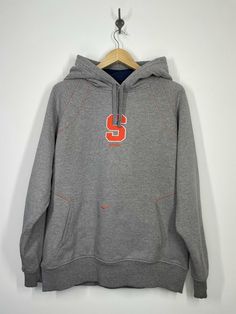 Label - Nike Team  - M Condition: Preowned - No Visible Flaws Measurements: Pit to pit - 25" Length of back collar to bottom - 28" Please check measurements and product description carefully. Sweatshirt Nike, Syracuse University, Embroidered Hoodie, Hoodie Sweatshirt, Nike Jacket, University, Athletic Jacket, Sweatshirts Hoodie, Nike