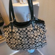 Beautiful Coach Shoulder Bag. Nwot Signature Cc. Please See Pictures. All Sales Final. Offers Welcome Bags 2014, Coach Tote Bags, Handbag Vintage, Leather Frames, Coach Handbag, Coach Shoulder Bag, Carry All Bag, Coach Bag, Mini Tote