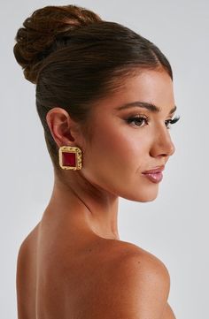 The Kennedy earrings are the IT girl accessory to get in your new season line up. Featuring a smooth stone centre and textured gold frame, these square shaped earrings have a stud fastening with butterfly backing. 



Colour: Red/Gold.

Metal and resin.

Stud fastening.

Butterfly backing.

Smooth stone centre.

Textured gold frame.

Square shape.

 Size: ONE SIZE The It Girl, Frame Square, Maxi Dress Sale, Square Stud, It Girl, Colour Red, Gold Texture, Square Shape, Girls Accessories