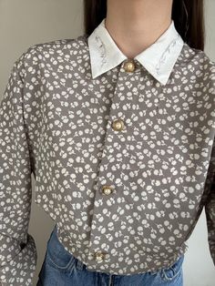 Vintage abstract flowers print blouse with embroidery -LABEL: - -TAG SIZE: 12 -Fabric information: 100% polyester Estimated to fit XS-S-M-L based on your desired fit.  Measurements (laying flat): -Length: 25.2" (64 cm); -Sleeve: 18.1" (46 cm); -Armpit to armpit: 21.7" (55 cm) Condition: Good vintage condition! Fitted Floral Embroidery Top With Collared Neckline, Embroidered Shirt With Collared Neckline For Spring, White Tops With Floral Print And Collared Neckline, White Floral Print Top With Collared Neckline, White Floral Print Tops With Collared Neckline, Spring Embroidered Blouse With Collared Neckline, Beige Button-up Blouse With Floral Embroidery, Chic Tops With Floral Print And Collared Neckline, Spring Tops With Floral Embroidery And Collared Neckline