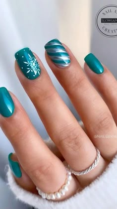 Square Acrylic Nails Winter Color, Gelmoment Christmas Nails, Green And Silver Nails Christmas, Nails Inspiration Holiday, Cute Nail Designs 2023, Finger Nail Designs For Winter, Nail Design Holiday, Winter Nails Blue Silver, Winter Nail Tip Designs