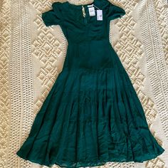 Reformation Emerald Green Cosa Ruched Sleeve Tiered Deep V-Neck Midi Dress Size 6 New With Tags Never Used. Ruched Sleeve, Reformation Dress, V Neck Midi Dress, Reformation Dresses, Deep V Neck, Deep V, Emerald Green, Emerald, Midi Dress