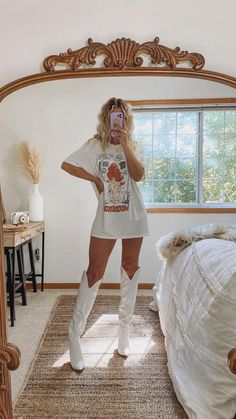 Yaught Club Outfit, Boho Cute Outfits, Fun Nashville Outfits, Trendy Country Outfits, Western Vacation Outfits, Coachella Outfit White, Boho Club Outfit, Wefest Outfits, Elton John Concert Outfit Women