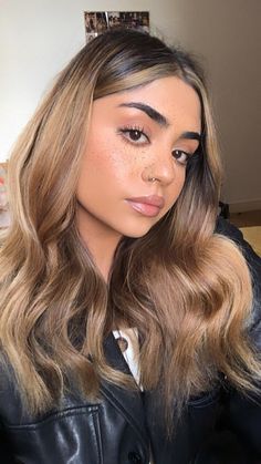 Blond Hair On Indian Skin, Blonde Hair On Middle Eastern, Honey Blonde Hair Latina, Honey Blonde Hair Brown Skin, Honey Blonde On Brown Skin, Blonde Hair On Olive Skin Tone, Hair Color Ideas For Tan Skin, Latina Blonde Hair, Blonde Hair On Mexican Women