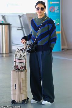 Spring Outfits Casual Chic, Sneakers Looks, Mode Ootd, Jessica Alba, Looks Chic, Mode Inspo, Airport Outfit, Look Casual, Fashion Mode