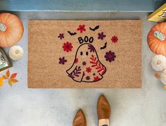 Floral and Ghost Halloween Doormat Fall Diy Doormat, Fall Door Mats Diy, Mushroom Doormat, Fall Welcome Mat, Halloween Diy Door, Artsy Projects, Layering Rugs, Summer Doormat, Spring Doormats