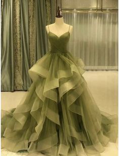 Red Green Dress, Recycled Dress, Haine Diy, Prom Dresses Elegant, Ceremony Dresses, Dresses Formal Elegant, Prom Dress Inspiration, Cute Prom Dresses, Pretty Prom Dresses