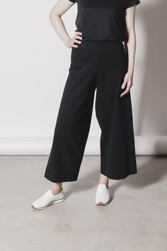 Aarre Alex Culottes Black - Nordic Labels Stretch Cropped Bottoms For Workwear, Stretch Cropped Leg Bottoms For Work, Relaxed Fit Cropped Bottoms For Business Casual, Business Casual Cropped Pants With Elastic Waistband, Versatile Cropped Leg Cotton Bottoms, Versatile Relaxed Fit Wide Leg Culottes, Versatile Wide Leg Relaxed Fit Culottes, Relaxed Fit Elastane Wide Leg Pants For Work, Versatile Wide Leg Culottes With Relaxed Fit