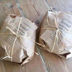 Paper Bread Packaging, Bread Party Favor, Artisan Bread Wrapping Ideas, Craft Food Packaging, Bread Packaging Ideas Brown Paper, Loaf Bread Packaging Wrapping Ideas, Sourdough Bread Business, How To Package Sourdough Bread, Gift Wrapping Sourdough Bread