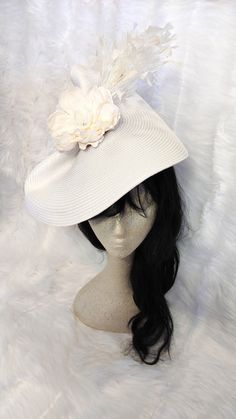 Elegant white saucer hat. This will be a great way to add elegance to any, bridesmaid, rehearsal dinner, Wedding guest, cocktail party, or church outfit. - Ready to ship - Lightweight - Free Shipping - Fast shipping - Customize by adding different color flowers and or feathers Check my store for for styles and colors. Hatsandpearls.etsy.com Find more at my website: Www.hatsandpearls.com reach out to me if you can't find what you are looking for. I can make cake custom orders and help you style a Saucer Hat, Black And White Hats, White Fascinator, Green Fascinator, Cake Custom, Fuchsia Wedding, Easter Hat, Kentucky Derby Fascinator, Royal Ascot Hats