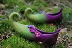 Woodland fairy inspired shoes for fairies :)  An awesome unique gift from Zavesfelt- colorful felted slippers, fairy shoes, pixie elf shoes, costume shoes, wool shoes,  LARP shoes, filzpantofeln, magic shoes, woodland shoes, Christmas shoes, curly toe shoes, renaissance shoes, felted boots, fantasy shoes, colorful boots, medieval shoes, cosplay shoes, fairytale shoes, fairyland, woolen boots. Get some colors into your life! Bright colors and funny curly noses will surely brighten the day. Slippe Fairy Wedding Shoes, Pixie Shoes, Woodland Shoes, Pixie Boots, Theme Green, Purple Pixie, Fairy Theme, Magic Shoes, Felt Boots