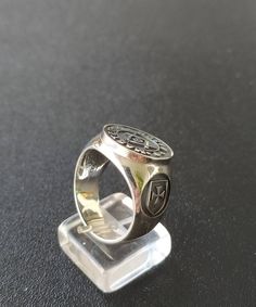 Master Masonic Ring Handmade Freemasonry SILVER 925 METAL-silver 925 Each ring is sealed on the purity of the metal to 925 All creations are specially designed, hand cast of solid silver, and individually polished Black oxidised background to enhance masonic symbols Made entirely in GREECE