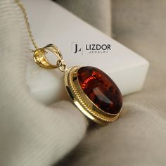 Genuine Amber Necklace Oval Raw Amber Necklace 14k Gold Necklace Vintage Style Natural Stone Boho Necklace Christmas Gift For Her ▶ 𝙋𝙍𝙊𝘿𝙐𝘾𝙏 𝙁𝙀𝘼𝙏𝙐𝙍𝙀𝙎 * 14k Yellow Gold Amber Necklace * Amber Stone Size: 1.16 cm x 1.54 cm ( 0.45 x 0.60 in) * Amber Necklace Width: 1.56 cm ( 0.61 in) * Amber Necklace Lenght: 2.58 cm( 1.01 in) * Amber Necklace Height : 7mm( 0.27 in) * Available in 5 different chain lengths: 42cm (16.5 in), 44cm (17.3 in), 46cm (18.1 in), 48 cm (18.8 in), 50 cm ( 19.6 i Amber And Gold Jewelry, Stone Pendent Designs Gold, Stone Pendent Designs, Gold Necklace Vintage, Faberge Jewelry, Jewelry Design Drawing, Pearl Necklace Designs, Amber Necklace, Classy Jewelry