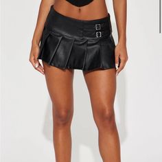 Adorable Mini Skirt With Built In Shorts. Stretchy, Comfy, Breathable. Perfect For The Summer! Mini Skirt Fashion, Red Mini Skirt, Faux Leather Mini Skirt, Micro Mini Skirt, Ruffles Fashion, Leather Mini Skirt, 60 Fashion, Micro Mini, Leather Mini Skirts