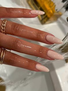 Classy Nails Extension, Kylie Jenner Almond Nails, Nails To Match Beige Dress, Kris Jenner Nails, Quite Luxury Nails, Kloe Kardashian Nail, Chloe Kardashian Nails, Celebrity Nails Trends Kylie Jenner, Russian Manicure Almond Nails