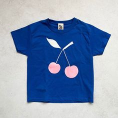 T-shirt (kids) Printes by hand Screenprint in two colours Size 4 years, 98-104 Hand Printed Graphic Tee With Short Sleeves, Unisex Pink Playful T-shirt, Unisex Hand Printed Cotton T-shirt, Summer Unisex Hand Printed T-shirt, Hand Printed Graphic Tee For Summer, Playful Pink T-shirt With Screen Print, Unisex Printed T-shirt For Summer, Unisex Summer Printed T-shirt, Playful Crew Neck T-shirt With Graphic Design