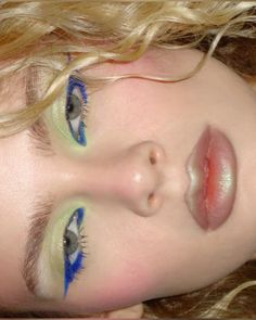 Blue Eyeshadow Blonde Hair, Makeup Baby Blue, Electric Blue Eyes, Blue Eyeliner Makeup, Hooded Eye Makeup, Ethereal Makeup, Edgy Makeup, Makeup Tattoos