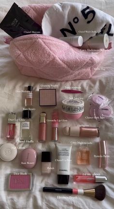 Gloss Chanel, Koleksi Makeup, Dior Blush, Chanel Mascara, Haut Routine, Alat Makeup, Dior Lip Glow, Makeup Bag Essentials, Purse Essentials