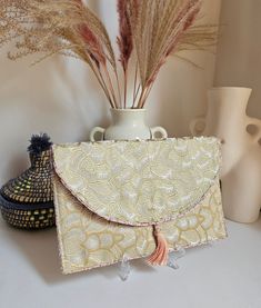 Golden evening clutch golden wedding clutch clutch bag small shoulder strap designer bag. Our Daardart clutch is the combination of chic style, originality and uniqueness. It is the ideal choice to add a touch of elegance and sophistication to your evening or wedding outfits. Made from carefully selected upholstery fabric scraps, each pouch is one of a kind. The satin lining adds a touch of comfort and elegance, while the snap closure helps keep your belongings secure. The clutch can be carried Beige Envelope Clutch For Party, Gold Clutch Shoulder Bag For Events, Beige Envelope Clutch For Evening, Rectangular Cream Evening Bag As Gift, Yellow Elegant Clutch For Formal Occasions, Chic Gold Shoulder Bag For Wedding, Rectangular Cream Evening Bag Gift, Elegant Yellow Clutch For Formal Occasions, Elegant Yellow Formal Clutch