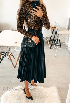 Pleated Skirt Outfit For Petite Women, Black Accordion Skirt Outfit, Black Skirt Elegant Outfit, Black Plisse Skirt Outfit, Long Black Pleated Skirt Outfit, Pleated Skirt Outfit Black, Skirt Elegant Outfit, Feather Skirt Outfit, Pleated Leather Skirt Outfit