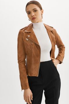 A mi-chemin entre branché et sophistiqué, la veste de biker ajustée en cuir Harper vous semblera faite sur mesure pour vous. Sa coupe adaptée à la taille pour flatter votre silhouette est complétée par les éléments classiques et emblématiques de la veste de biker : manches zippées, boutons-pression aux épaulettes et fermeture diagonale. Conçue en cuir d'agneau de qualité, la Harper emprunte les codes classiques pour créer un style à part entière. Biker Jacket Aesthetic, Jacket Aesthetic, Suede Biker Jacket, Suede Biker, Classic Corvette, Cool Outfits For Men, Trendy Fall, Leather Biker Jacket, Cozy Knits