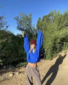 Hiking Pose, Fitness Poses, Thrift Fits, Girls Fasion, Nature Outfits, Outdoorsy Style, Mountain Girl, Soft Life