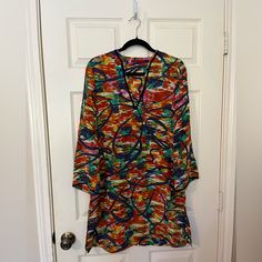 Carolina Herrera 100% Silk Dress/Tunic Size Xs Vibrant Print V-neck Tunic, Multicolor V-neck Mini Dress With Vibrant Print, Multicolor Long Sleeve Mini Dress For Vacation, Casual Multicolor V-neck Tunic, Multicolor Long Sleeve Tunic For Beach, Vibrant Long Sleeve Printed Dress, Vibrant Printed Long Sleeve Dress, Spring Vibrant Print Tunic, Spring Tunic With Vibrant Print