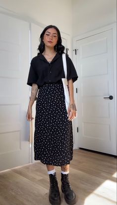 Asian Wide Leg Pants, Aesthetic Proffesional Outfit, Medium Built Women Fashion Style, 90s School Teacher Fashion, Short Teacher Outfits, Current French Fashion, Floral Skirt Outfits Winter, Long Black Skirt Office Outfit, Korean Fashion Business Casual