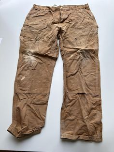 Mens Carhartt Double Knee Trouser Heavy duty material 1990s vintage  Regular Fit  Zip Fly  Beige Waist 40 inch Leg Length 31 inch **Sizes are exact measurement of the jean and may differ from the tag size** Please note due to the nature of these being workwear jeans there will be cool signs of fraying / paint and fading marks. All adding to the character of the piece** Item in great workwear condition overall Vintage Brown Cargo Pants, Vintage Cargo Pants For Streetwear, Cool Signs, Pantalon Carhartt, Mens Carhartt, Carhartt Double Knee, Workwear Jeans, Trouser Pants, Mens Jeans