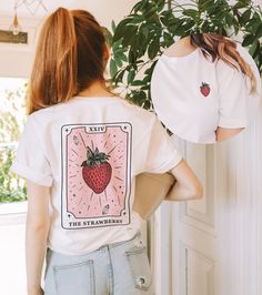 * Ce t-shirt Strawberry confortable et flatteur est tout ce dont vous avez rêvé et plus encore. Il se sent doux et léger, avec la bonne quantité d'étirement. Les coutures latérales doubles maintiennent la forme du vêtement plus longtemps. * L'impression et les vêtements peuvent afficher des couleurs légèrement différentes de celles affichées sur votre écran. * Imprimer les instructions d'entretien : * Lavage en machine froid, à l'envers, cycle doux avec un détergent doux et des couleurs similair Strawberry Clothes, Strawberry Clothing, Strawberry T Shirt, Tarot Card Shirt, Strawberry Shirt, Strawberry Topping, Screen Print, Fabric Color, Trendy Outfits