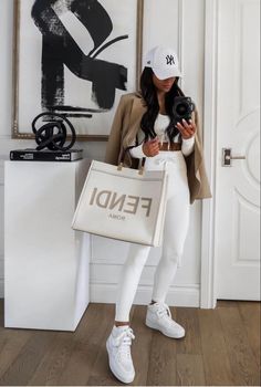 New York Airport Outfit, Outfit With Baseball Cap For Women, Plane Fits, Nyc Hat, Outfits Leggins, Mia Mia Mine, Patent Leather Leggings, Matching Pants Set, Casual Weekend Outfit