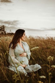 pregnant woman sitting down being so beautiful waiting for her baby to come, she can't wait to meet her baby, looking so peaceful, maternity photoshoot Boho Maternity Photos, Family Newborn Photography, Maternity Photography Family, Fall Maternity Photos, Pregnancy Announcement Photoshoot, Maternity Wedding