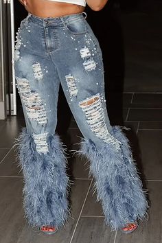 Looks Jeans, Denim Inspiration, Casual Denim Pants, Denim On Denim, Dressy Blouse, Blue Feather, Looks Chic, Light Blue Denim, Fall Fashion Outfits