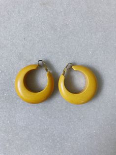 vintage mustard colored resin/plastic hoop earrings not sure if these are Bakelite clip on earrings super comfortable! Excellent vintage condition length- 1 1/2 inches era 1980s Vintage Everyday Earrings, Yellow Hoop Earrings For Everyday, Everyday Yellow Hoop Earrings, Retro Clip-on Hoop Earrings, Vintage Yellow Resin Jewelry, Midcentury Print, Vintage Baskets, Vintage Kimono, Basket Bag