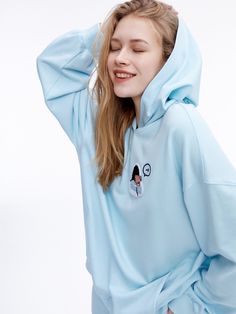 Faites du loungewear avec le sweat à capuche « Girl on Phone ». À première vue, ce sweat-shirt bleu clair a l'air doux, mais ce n'est pas à la hauteur de la sensation qu'il procure une fois enfilé. La nature confortable et douillette de cette pièce en fera un incontournable de votre collection athleisure. Associez-le au pantalon de survêtement découpé bleu bébé assorti pour compléter l'ensemble. 








 Détails:











 Sweat à capuche à manches longues en bleu bébé




 Épaule baissée




 Bordure et poignets côtelés




 Broderie graphique personnalisée sur la poitrine




 Poches fendues à la taille




 Coupe surdimensionnée

 À associer avec un pantalon de survêtement découpé bleu bébé 








 Matériaux & Entretien :



 83,6 % coton, 16,4 % polyester

 Lavage à la main | N Cozy Nature, Light Blue Sweatshirt, Graphic Embroidery, Off-white Logo, Tweed Shorts, Matching Baby, Boyfriend Blazer, Blue Sweatshirt, Long Sleeve Blazers