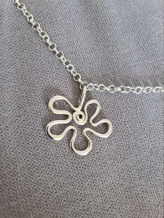 The nicest flower pendant can be a nice gift for your friend, a loved one or to your mom. It can also be used as a decorative detail on the bundle of keys, or as necklace pendant, or - anything else on your idea. It will be sold together with a fixed ring and a lobster. The pendant is about 3.7 cm (1.45 inches) hight and 4 cm wide (1.57 in). The thickness is 3mm (0.1in). This nice jewellery accessory can be a matching gift to those who love flowers and nature.  If this gift is supposed to be pre Jewelry Nature, Flower Girl Gifts, Lucky Charms, Matching Gifts, Necklace Charm, Amulets, Diy Schmuck, Bijoux Diy, Lucky Charm