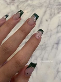 Green Nails With Gems Simple, Emerald Green Nail Ideas Simple, Nails Acrylic Forest Green, Emerald Green Nails With Pearls, Pretty Emerald Green Nails, Forest Green Acrylics, Green Natural Nail Ideas, Nails To Match With Green Dress, Emerald Green Quince Nail Ideas