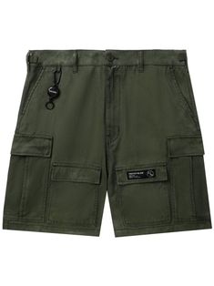 khaki cotton interlock twill weave logo patch to the side and rear keyring attachment mid-rise concealed fly and button fastening two diagonal pockets to the sides multiple cargo pockets two rear welt pockets straight leg knee-length Cotton Techwear Shorts With Pockets, Khaki Techwear Shorts For Streetwear, Streetwear Cargo Pants With Hip Pockets, Short Length Cargo Pants For Streetwear, Utility Shorts With Pockets For Streetwear, Cotton Techwear Shorts With Multiple Pockets, Short Techwear Cargo Pants, Khaki Short Cargo Pants For Streetwear, Short Khaki Cargo Pants For Streetwear