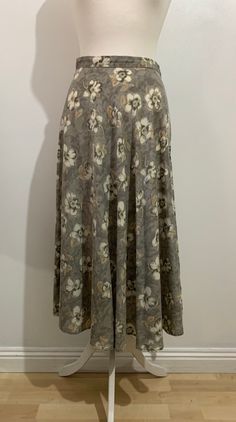 🌿 FREE UK POSTAGE! 🌿Gorgeous vintage 90s 00s y2k St.Michael floral patterned floaty midi skirt! 🌾 In a lovely soft earthy arty watercolour flower print in sage pistachio khaki green shades with beige & cream 🐚 Fitted waist with side shell button up & zip fastening. Full circle, flowy floaty A-line shape. Lightweight and cool- Perfect for this season! Tuck in your fav blouse or tee for a cute granny chic look! 🪴 Brand- St.Michael  Measurements: Waist- 26" Length- 32" Labelled size 10- Would Watercolor Flower Prints, Watercolour Flower, Feminine Romantic, Green Shades, Winter Boho, Granny Chic, 90s 00s, Full Circle, St Michael