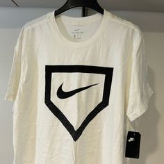 Nike Diamond (Baseball) Tee Xxl Nwt White Short Sleeve T-shirt With Team Logo, White Team Logo Top For Streetwear, White Top With Team Logo For Streetwear, White Streetwear Top With Team Logo, White Graphic Print Sports Top, Nike Cotton T-shirt For Baseball Season, White T-shirt For Baseball Season Sports, Nike Short Sleeve T-shirt For Baseball Season, White Sports Tops With Team Logo