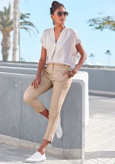 Casual chino-style pants for a stylish look. Khaki Pants Outfit Women Casual, Khaki Pants Outfit Women, Chinos Women Outfit, Tan Pants Outfit, Khaki Pants Outfit, Capri Outfits, Chino Pants Women, Girls Spring Outfits, Womens Chinos