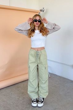 Walk on By Light Green Tie Waist Parachute Pants – Rebelflow Bolero Sleeves, Green Cargo Pants Outfit, Parachute Pants Outfit, Txt Concert, Green Pants Outfit, Knit Bolero, Outfit Oversize, Summer Pants Outfits, Look Festival