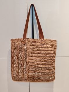 It is hand-knitted from paper thread and raffia metallic thread. It is designed with a waterway pattern. It has a leather handle. It has both a sporty and stylish appearance. It can be carried on the shoulder and in the hand. It is in the saddlebag style. Crochet Woven Leather Shoulder Bag For Shopping, Casual Basket-shaped Crochet Bag With Woven Leather, Woven Leather Crochet Straw Shoulder Bag, Casual Crochet Bag With Woven Leather In Natural Color, Eco-friendly Jute Crochet Bag With Woven Leather, Eco-friendly Crochet Shoulder Bag With Woven Leather, Eco-friendly Crochet Bag With Woven Leather Details, Eco-friendly Crochet Jute Bag With Woven Leather, Straw Crochet Shoulder Bag With Woven Leather