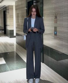 Casual Pantsuits For Women, Formal Business Woman Outfit, Speech And Debate Outfit, Elegant School Outfits, Classy Outfits For School, Model United Nations Outfit, Womens Navy Suit, Semi Formal Outfits For Women, Semi Formal Outfits