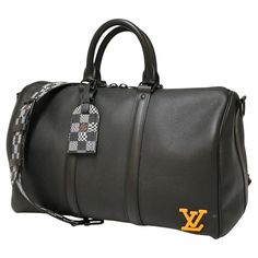 Limited edition Keepall City by LOUIS VUITTON designed by Virgil Abloh, delivered in its original Louis Vuitton dustbag Condition : very good Made in France Gender : Unisex Material : Aerogram leather Lining : black fabric Color : black Measurements : 40 x 25 x 20 cm Shoulder strap : 95 à 110 cm Serial number : DR42.. Collection : Spring-Summer 2021 Hardware : black finish metal Details : a collector's bag designed by Virgil Abloh, the Damier Distorted appeared for the first time on the Spring/S Phil Jackson, Louis Vuitton Keepall, Lv Monogram, One Clothing, Vintage Louis Vuitton, Fashion Handbags, Primavera Estate, Travel Bag, Travel Bags