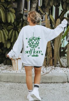 Diy Hoodies, Y2k Crewneck, Crewneck Aesthetic, Shirt Outfit Ideas, Sweatshirt Y2k, Hoodie Diy, Aesthetic Sweatshirt, Self Love Club, Crewneck Vintage