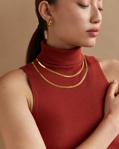 Emphasize every powerful detail with this thick PAVOI Snake Chain necklace and give your look the complement that is missing. Materials Measurements: Chain thickness: 4.5 mm. Lengths: 15" + 1.5"; 18"; 20"; 22" and 24". 925 Sterling Silver. 22K yellow gold, rose gold, or white gold plated. Hypoallergenic; all our jewelry is nickel, lead, and cadmium free. Solitaire Bracelet, Knot Bangle, Layered Chokers, Snake Chain Necklace, Snake Necklace, Jewelry Choker, Everyday Jewelry, Snake Chain, Gold Rose