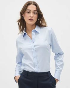 Un essentiel à ajouter à votre garde-robe professionnelle, portez cette blouse boutonnée en popeline seule, ou sous un veston pour un style plus habillé. Coupe - Blouse boutonnée - Manches longues à manchettes boutonnées - Longueur du corps à l'avant de 26" (taille M) Caractéristiques - Popeline - Non doublée - Col chemisier - Détails triangulaires sur les côtés Blue Button Up Shirt Outfit, Light Blue Shirt Outfit, Pale Women, Blue Button Up Shirt, M Design, Poplin Blouse, Professional Wardrobe, Light Blue Shirts, Shirts Blouses