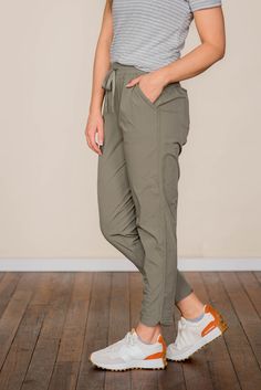 Drawstring Pocket Slit Pants Pe Teacher Outfits Female, Athletic Pants Outfit, Athletic Casual Outfits, Casual Athletic Outfits, Drawstring Pants Outfit, Pinterest Wardrobe, Athleisure Outfit, 2025 Goals, Basic Long Sleeve Tee